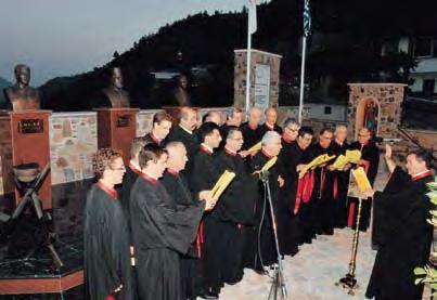 Ο Βυζαντινός Χορός της Ιεράς Μονής Κύκκου ενώ αποδίδει εκκλησιαστικούς ύμνους και τραγούδια υπό τη διεύθυνση του κ.