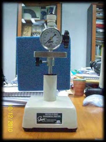 Εικόνα..3 Αναλογικό σκληρόμετρο Shore Micro O-Ring κλίμακας Μ. Πρόκειται για σταθερή συσκευή που εφαρμόζεται κυρίως για τη μέτρηση ελαστομερών υλικών ανεπαρκούς πάχους.