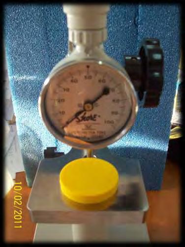 Εικόνα.13.1 Το κίτρινο (yellow) δοκίμιο επικάθεται πάνω στην άκαμπτη, μεταλλική επιφάνεια του οργάνου. Η εταιρία για το εν λόγο υλικό δίνει σκληρότητα 4.7 μετρώντας με σκληρόμετρο τύπου Μ.
