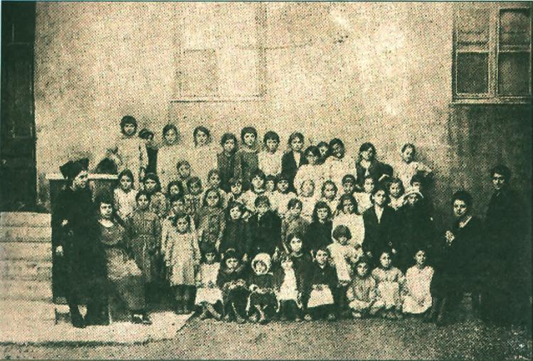 το προσφυγικο ζητημα στην ελλαδα (1821-1930) Πρόσφυγες μαθήτριες του Α Δημοτικού Σχολείου Θηλέων Λαυρίου με τους δασκάλους τους (πρώτος διωγμός) την άμεση περίθαλψη και στη συνέχεια την εγκατάσταση