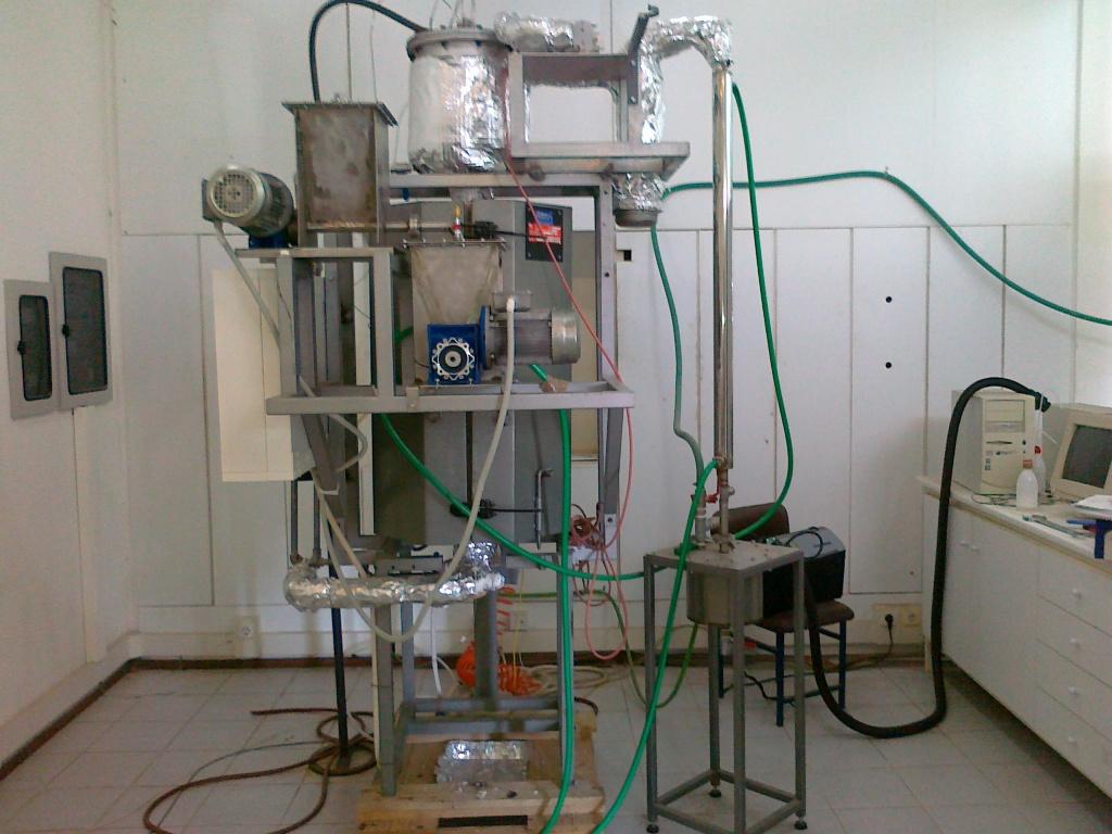 Τα πειράµατα πραγµατοποιήθηκαν σε µια εργαστηριακής κλίµακας συσκευή ρευστοποιηµένης κλίνης, στο εργαστήριο Εξευγενισµού και Τεχνολογίας Στερεών Καυσίµων του τµήµατος Μηχανικών Ορυκτών Πόρων του