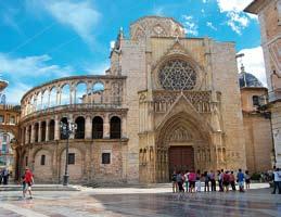 Πρώτος σταθμός μας η Σαραγόσα, η πρωτεύουσα της Αραγονίας με την περίφημη βασιλική της Πιλάρ. Συνεχίζουμε για Μαδρίτη. Ελεύθερος χρόνος για μια πρώτη γνωριμία με την ισπανική πρωτεύουσα.