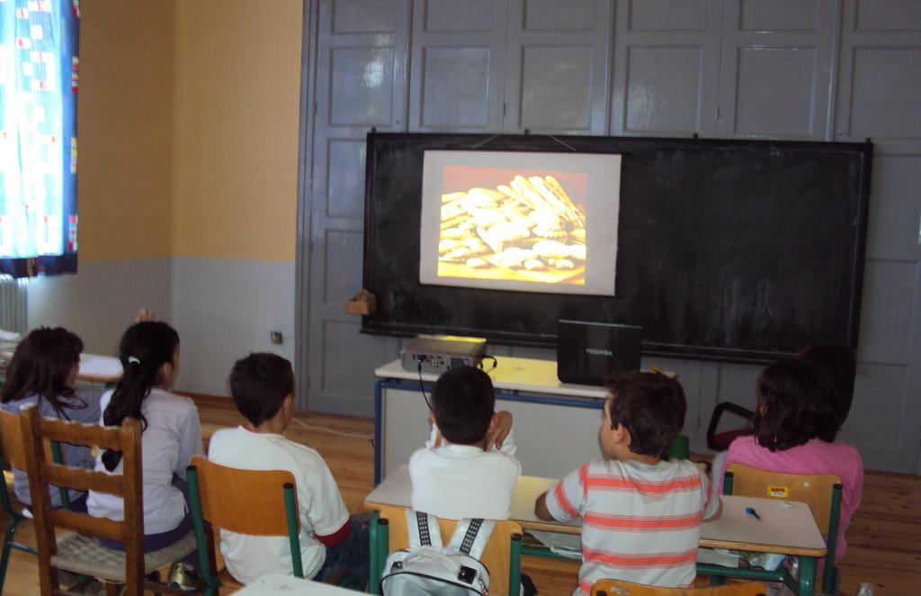 Αρχικά, παρακολουθήσαμε στον προτζέκτορα του σχολείου μια προβολή PowerPoint σχετική με την ιστορία του ψωμιού και τη