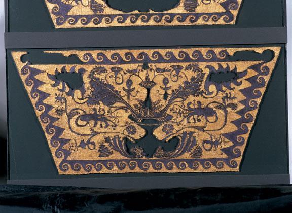 Λεπτομέρεια της φυτικής διακόσμησης Το χρυσοπόρφυρο ύφασμα της βασιλικής συζύγου του Φιλίππου Β, από τη μόνιμη έκθεση Μουσείου