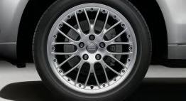 Ζάντες αλουμινίου χυτές Audi exclusive σε σχέδιο 5 βραχιόνων Offroad, μεγέθους 8 J x 19 με ελαστικά 235/55 R 19, συμπεριλαμβανομένων διακοσμητικών στοιχείων θόλου τροχών. Από την quattro GmbH.