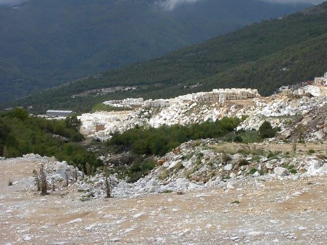 οι σκουρότεφρες αποχρώσεις οφείλονται στην παρουσία λεπτοκρυσταλλικού