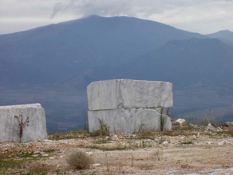 ΔΟΛΟΜΙΤΙΚΟ ΜΑΡΜΑΡΟ ΜΕ ΤΕΦΡΑ ΣΥΣΣΩΜΑΤΩΜΑΤΑ.