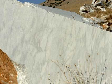 Φωτ. 37. Ογκομάρμαρο των ημίλευκων ασβεστιτικών μαρμάρων του Φαλακρού Όρους (περιοχή Ξηροπόταμου-Βαθύλακκου).