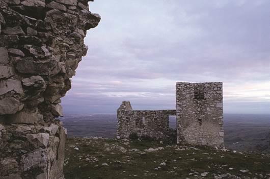 Τα περισσότερα φυλάκια είναι ερείπια που στέκονται σε ύψος μόλις λίγων εκατοστών από το έδαφος ή έχουν μετατραπεί σε λιθοσωρούς (Εικόνα 9-14).