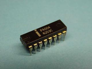 1.2.1 Intel 4004 Ο πρώτος µικροεπεξεργαστής Intel 4004 δηµιουργήθηκε από τον Ted Hoff και το συνεργάτη του Stan Mazor το 1969 και παρουσιάστηκε το 1971 (εικόνα 1.2). Εικόνα 1.