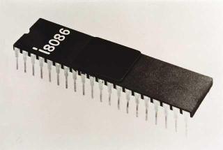 Εικόνα 1.7 Ο µικροεπεξεργαστής 8086 της Intel Ο 8086 είχε 29.000 τρανζίστορ, ταχύτητα λειτουργίας στα 10 MHz, ενώ χρησιµοποιούσε καταχωρητές των 16 bit και δίαυλο δεδοµένων των 16 bit.