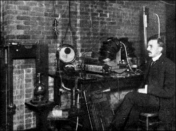 Το 1908, Ο Φυσικός Ernest Rutherford δούλευε εντατικά σε ένα πείραμα που εκ πρώτης όψεως