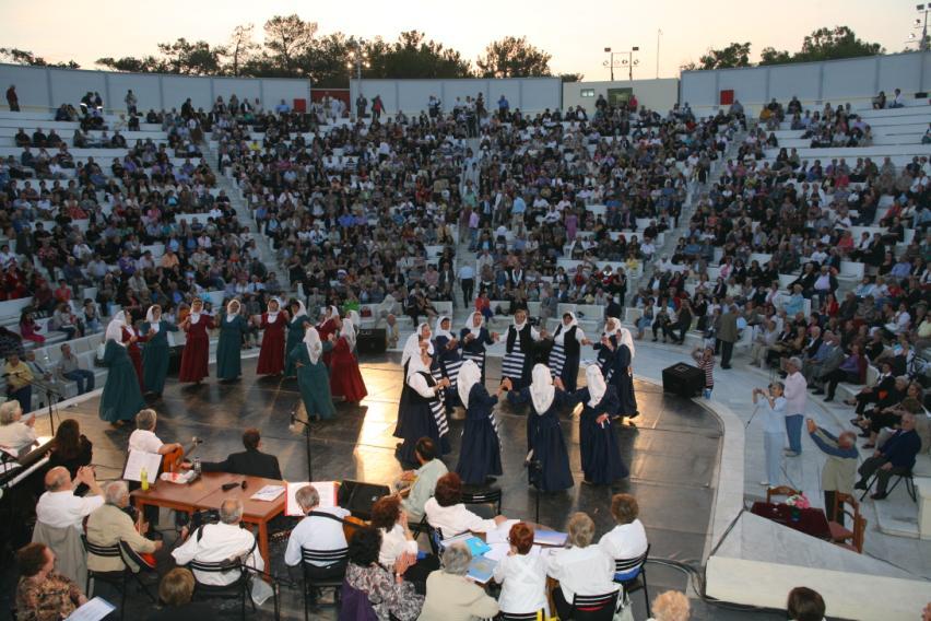 για αυτή την εκδήλωση. Οι θεατές, τα υπόλοιπα μέλη, τα παιδιά και τα εγγόνια των πρωταγωνιστών σε μια πολύ συγκινητική ατμόσφαιρα καταχειροκρότησαν τους «νέους και τις νέες» της Τρίτης Ηλικίας.