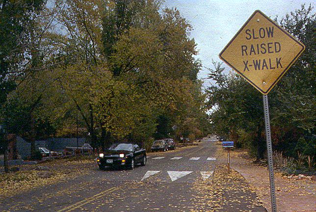 Οδικές υβώσεις (Road Humps) Υπερυψωμένες επιφάνειες κυκλικής διατομής, οι οποίες καλύπτουν όλο το πλάτος του οδοστρώματος και συνήθως αφήνεται ένα αυλάκι για την αποστράγγιση.