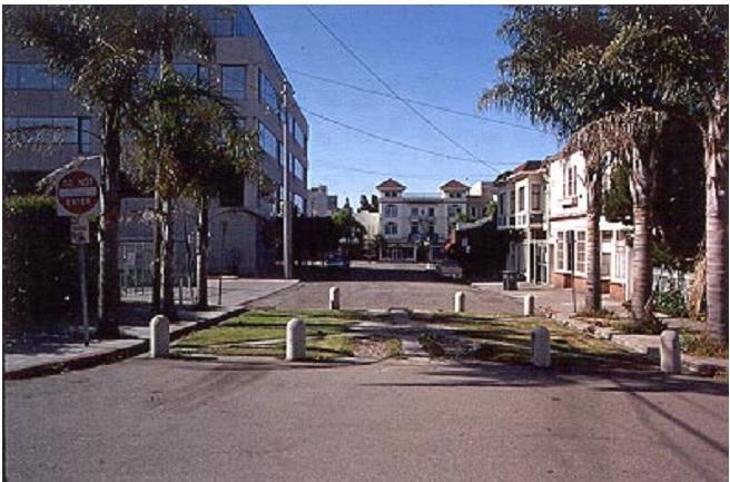 Φωτισμός οδών (Lighting for Traffic Calming Schemes) Σε περιοχές ιστορικού ενδιαφέροντος ή ευαίσθητες περιβαλλοντικά περιοχές, θα πρέπει εκτός από τα κατάλληλα μέτρα ήπιας κυκλοφορίας και την ειδική