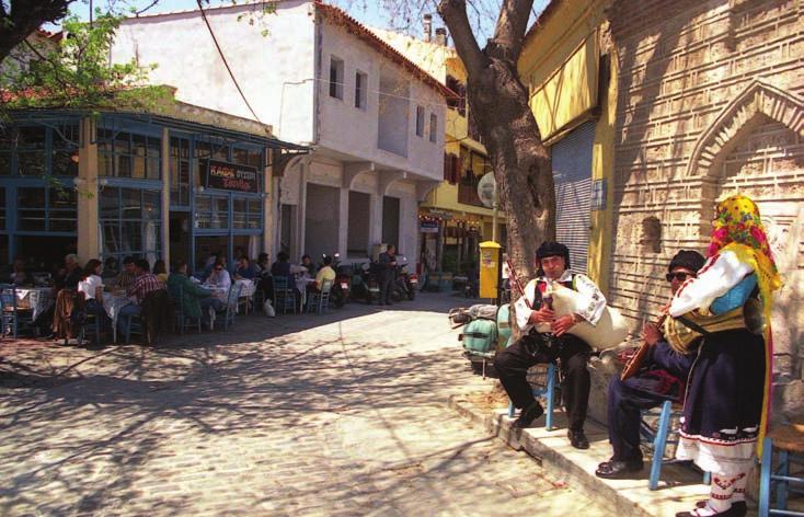 Η μικρή πλατεία της Άνω Πόλης στην περιοχή Τσινάρι, με τη βυζαντινή κρήνη δεξιά. The small square of the Upper City in the Tsinari district, with the Byzantine fountain on the right.