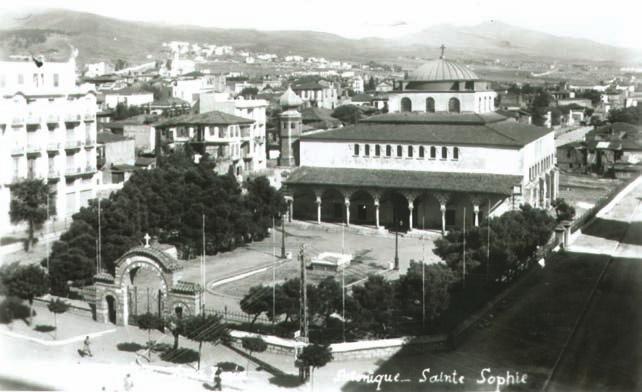 Από τη βυζαντινή περίοδο του ναού σώζονται λίγες τοιχογραφίες σε κακή κατάσταση, στο νότιο κλίτος, στον τοίχο πάνω από τη νότια κιονοστοιχία.