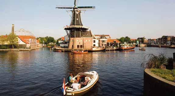 Τα κανάλια, τα παγκοσμίου φήμης μουσεία και τα ιστορικά αξιοθέατα καθιστούν το Άμστερνταμ μια από τις πιο ρομαντικές και ενδιαφέρουσες πόλεις της Ευρώπης.