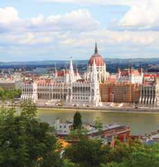 Θα μαγευθούμε από την Κρακοβία -διόλου διάσημη, όπως η γειτονική της Βιέννη ή Πράγα, ιδιαίτερα ενδιαφέρουσα, καθόλου μονότονη και κουκλίστικη.