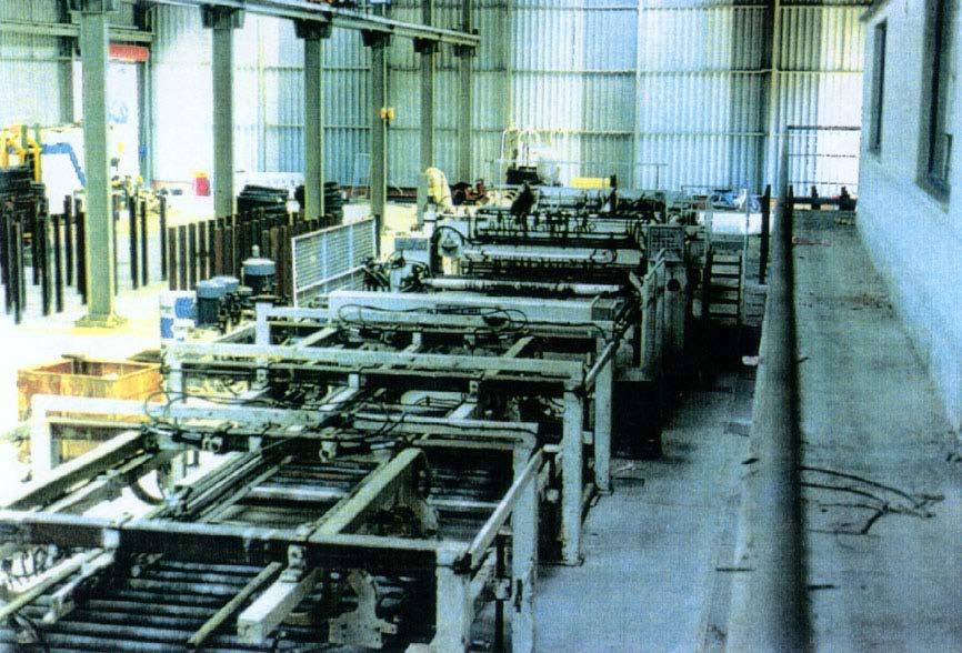 Συνεργείο σιδηρού οπλισμού Εργαλειομηχανές διαμόρφωσης των πλαϊνών και επιφανειακών πλεγμάτων Μηχανή ευθυγράμμισης και κοπής ράβδων για την κατασκευή επιφανειακών πλεγμάτων Μηχανή