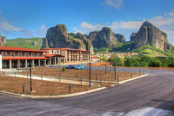 Όλες οι µονάδες του Grand Meteora είναι διακοσµηµένες µε γήινα χρώµατα και