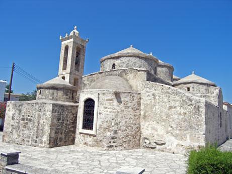 Η εκκλησία της Αγίας Παρασκευής, είναι τοιχογραφημένη εσωτερικά με έργα που χρονολογούνται σε διάφορες περιόδους, από τον 8ο-9ο, 10ο, 12ο μέχρι τον 15ο αιώνα.
