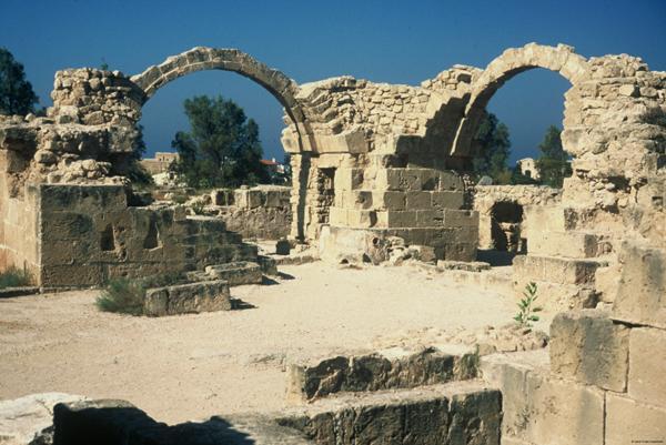 Σε Για πολλά χρόνια, πίστευαν ότι αυτός ο τόπος ήταν κάποτε ένας ναός Αφροδίτη. Ωστόσο, αυτή η έκδοση δεν υποστηρίζεται. Το κάστρο από όλες τις πλευρές έχει ενισχυθεί από ένα ισχυρό πέτρινο τοίχο.