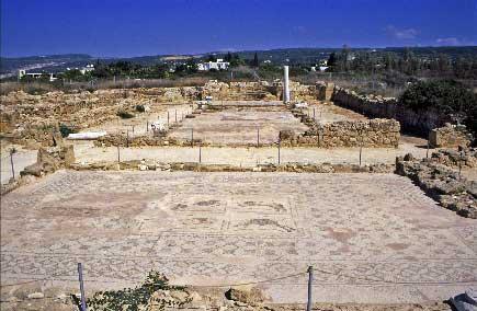 1 Εκκλησία της Παναγίας της Χρυσοπολίτισσας Η εκκλησία βρίσκεται στο ανατολικό άκρο της πόλης είναι η μεγαλύτερη από τις βασιλικές που έχουν ανασκαφεί στη Κύπρο και αποτελούσε τον καθεδρικό ναό και