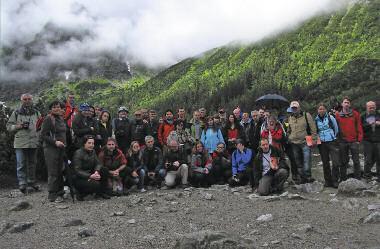 Zborovanja Geografski vestnik 85-1, 2013 Sli ka 5: Ude le žen ci celod nev ne ekskur zi je ob jeze ru Mor skie Oko v polj skih Viso kih Tatrah.