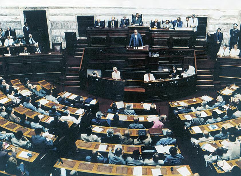 ΣΤΑ ΑΡΧΑΙΑ ΧΡΟΝΙΑ 43 2. Το κοινοβούλιο σήμερα Όλοι μπορούσαν να πάρουν τον λόγο και να πουν τη γνώμη τους. Η Αθήνα στο μεταξύ είχε μεγαλώσει.