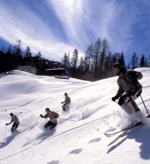 ΒΟΙΩΤΙΑ Φύση και Δραστηριότητες Winter Activities ΒΟΙΩΤΙΑ Το χειμώνα, το χιονοδρομικό κέντρο του Παρνασσού προσελκύει νεανικά κοινά που ενδιαφέρονται για χειμερινά σπορ και για το Lifestyle -