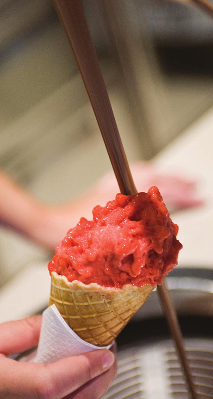 βελούδινη υφή. Μοναδικό χειροποίητο παγωτό Για τους λάτρεις των κλασικών γεύσεων η φράουλα και το φυστίκι θα τρελάνουν τις αισθήσεις σας.