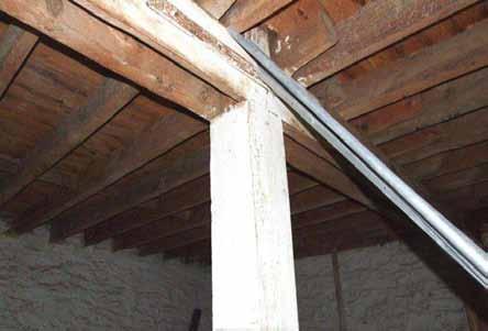 Ανάλογα με τη μορφή της στέγης [δίρριχτη, τρίρριχτη] μπορεί να διαμορφώνουν ημικυκλικά ή τριγωνικά αετώματα, που αποτελούν συνέχεια του τοίχου και κατά συνέπεια είναι από το ίδιο υλικό, στα