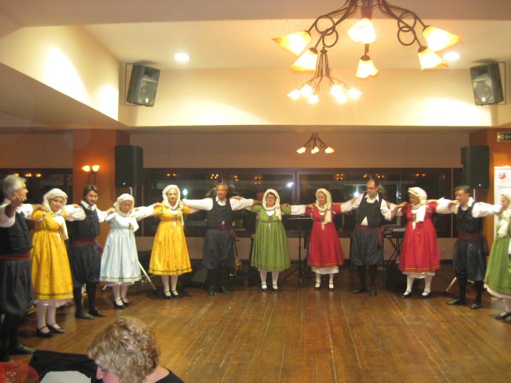 Δέσποινας Μπαμπέ και των φίλων της και περιλάμβανε μουσικοχορευτικό πρόγραμμα σε κέντρο διασκέδασης της περιοχής, με χορούς και τραγούδια από την ελληνική παράδοση.