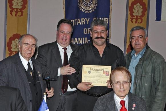καιρικές συνθήκες αλλά και κινδύνους έτοιµος πάντοτε όταν χρειασθεί να επέµβει δια την αποτροπήν αποδράσεως των κρατουµένων και µε αµεσον κίνδυνον της ζωής του. Το επιδίδουν οι β.