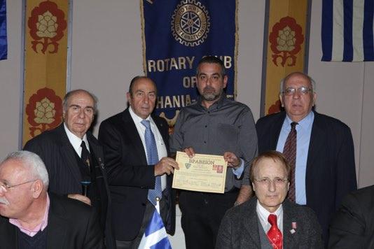 Το επιδίδουν οι Γ Αντ/δρος μας Πολέντας Σταύρος και η ροτ.σημανδηράκη Ζαχαρένια Ειδικός Σύμβουλος των Γενικών Αρχείων του Κράτους.