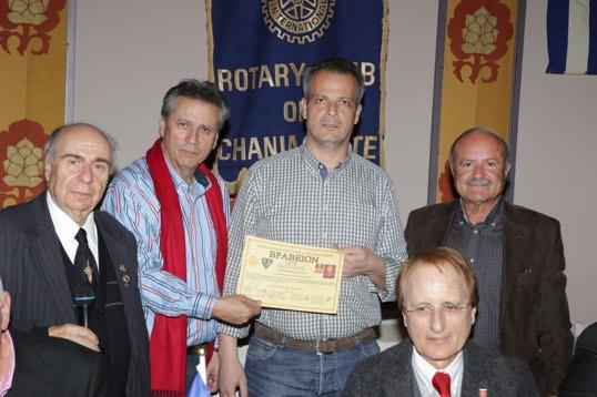 Το επιδίδουν ο Πρόεδρος των εφέδρων Αξιωματικών Νομού Χανίων και Επίτ.ροτ.Μανιουδάκης Αθανάσιος και ο κ.κουκλάκης Γεώργιος Πρόεδρος του Γηροκομειου και Δημοτικός Σύμβουλος Χανίων.