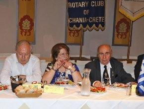 Ομίλου Ρεθύμνου Κιαγιαδάκη Ευαγγελου ως Επιτίμου μέλους μας. ΚΕΝΤΡΙΚΗ ΠΡΟΕΔΡΙΚΗ ΤΡΑΠΕΖΑ ΔΙΑΚΡΙΝΟΝΤΑΙ ΑΠ ΑΡΙΣΤΕΡΑ: Ο καθηγητής του Πολυτεχνείου Κρήτης, επίτ. Ροτ.