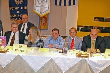 Δ/ντης της 5 ης Μεραρχίας Κρητών Υπ/γος Κωτσιόπουλος Δημήτριος, ο Αστυνομικός Δ/ντης Χανίων Ταξίαρχος Γεωργακάκης Εμμανουήλ, ο τ.