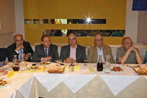 ΔΕΞΙΟ ΤΜΗΜΑ ΤΗΣ ΠΡΟΕΔΡΙΚΗΣ ΤΡΑΠΕΖΗΣ ΔΙΑΚΡΙΝΟΝΤΑΙ ΑΠ ΑΡΙΣΤΕΡΑ: Το ζεύγος Κιαγιαδάκη Ευαγγέλου, τ. εψ. Β Δ/του κι επι 4ετία προέδρου του Ροτ. Ομίλου Ρεθύμνου, ο τ.