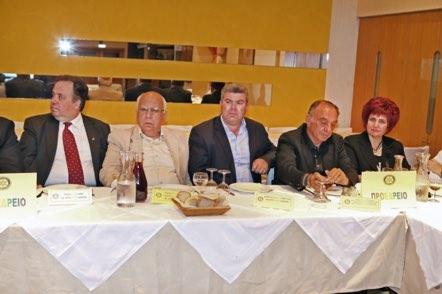 ΑΡΙΣΤΕΡΟ ΤΜΗΜΑ ΤΗΣ ΠΡΟΕΔΡΙΚΗΣ ΤΡΑΠΕΖΗΣ ΔΙΑΚΡΙΝΟΝΤΑΙ ΑΠ ΑΡΙΣΤΕΡΑ: Ο τ. Δ/της Σταύρος Γκίζας, ο Πρόεδρος του Δημ. Γηροκομείου Χανίων κ. Κουκλάκης Γεώργιος, ο Δ/ντής του Γεν.