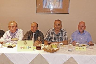 ΑΡΙΣΤΕΡΟ ΤΜΗΜΑ ΤΗΣ ΠΡΟΕΔΡΙΚΗΣ ΤΡΑΠΕΖΗΣ: Διακρίνονται απ αριστερά ο τ.γεν.γραμμ.του Δήμου Χανίων Τάκης Χουλιόπουλος Επίτ.Ροτ.