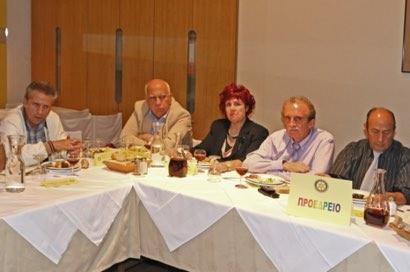 καστρινάκης Σταύρος μετα της συζύγου του,ο Δ/της του Γηροκομείου Χανίων και Δημοτικός Σύμβουλος Χανίων κ.κουκλάκης Γεώργιος και ο Β Αντ/δρος μας Βαθιωτάκης Γεώργιος.