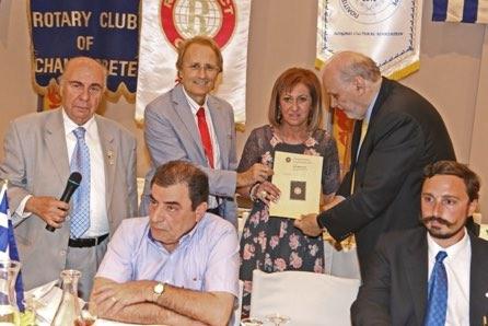 λορέντζο Armando Garcia που ελαβε το τιμητικό Δίπλωμα και βρίσκεται προς το παρόν δια τας ανάγκας της Υπηρεσίας του εις την Ιταλίαν. Τα σχετικά Αντίγραφα επέδωσαν οι β.
