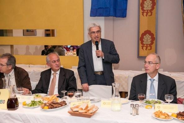 Επιβιβάζοντας τους εις τα υπεριπτάμενα Ελικόπτερα και παραμείνας ο τελευταίος Επιβάτης μετά δε ανεχώρησε και ο Πλοίαρχος.