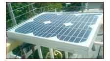 Η ηλιακή γεννήτρια αποτελείται από ένα μικρό ηλιακό πάνελ 25 Watt/p, το οποίο φορτίζει μια μπαταρία κλειστού τύπου 12v και 55Ah.