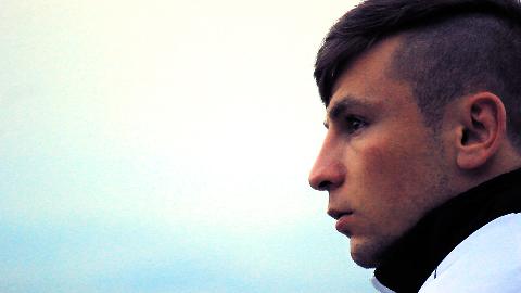 . Ο σκηνοθέτης πλέκει αριστοτεχνικά προσωπικές διηγήσεις των ανθρώπων που έζησαν κοντά στον πυγµάχο και γνώρισαν τις αγωνίες του µε την συνεχή παρουσία των συρµών της Αθήνας.