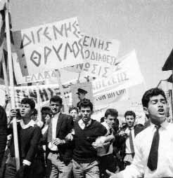 Τον Δεκέμβριο του 1963, άρχισαν οι ένοπλες συγκρούσεις μεταξύ ελληνοκυπριακών και τουρκοκυπριακών ένοπλων ομάδων. Οι Τουρκοκύπριοι άρχισαν να εγκαταλείπουν τα μικτά χωριά.