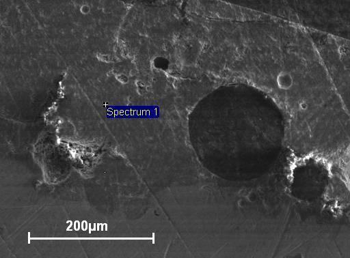 Η θερμικά επηρεασμένη ζώνη έχει πλάτος ~1mm και βρίσκεται σε επαφή με το μέταλλο βάσης αλλά και με την επιγόμωση. Αυτή η ζώνη δημιουργήθηκε κατά την εναπόθεση του υλικού (πέρασμα).