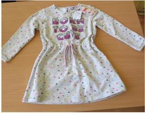 8001234620943 Περιγραφή: Μακρυµάνικο, γκρίζο φόρεµα για κορίτσια έως και 7 ετών. Στο µπροστινό µέρος υπάρχει η επιγραφή "BORN TO BE CUTE".